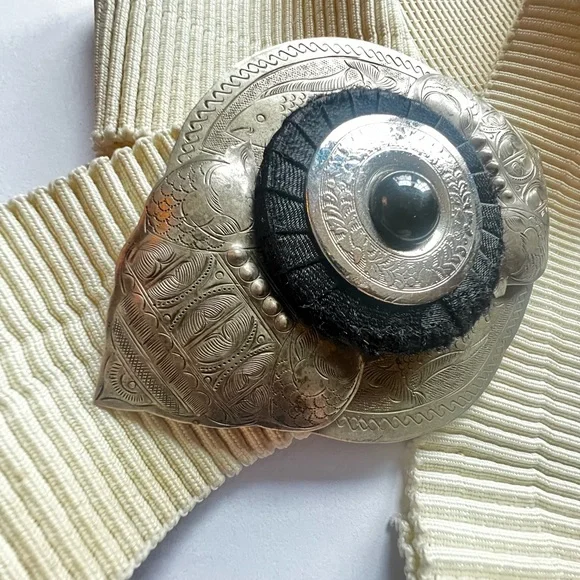 Vintage eggshell and etched silver/black fashion belt. - Picture 5 of 15